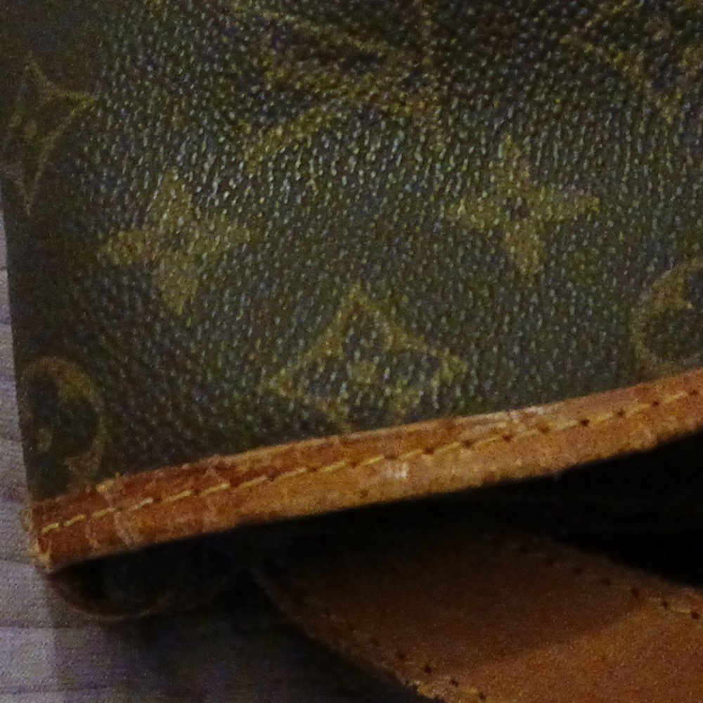 "AUTHENTICATED"Louis Vuitton Saumur Crossbody Bag. - Picture 6 of 16
